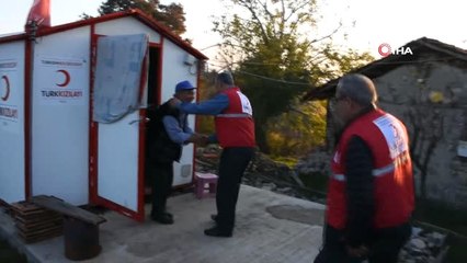 Evi Yıkılan Yaşlı Adama Kızılay ve Belediye Sahip Çıktı