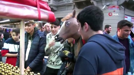 İstiklal Caddesi'nde İlginç Görüntü! At Maskesi Takıp, Kestane Yedi