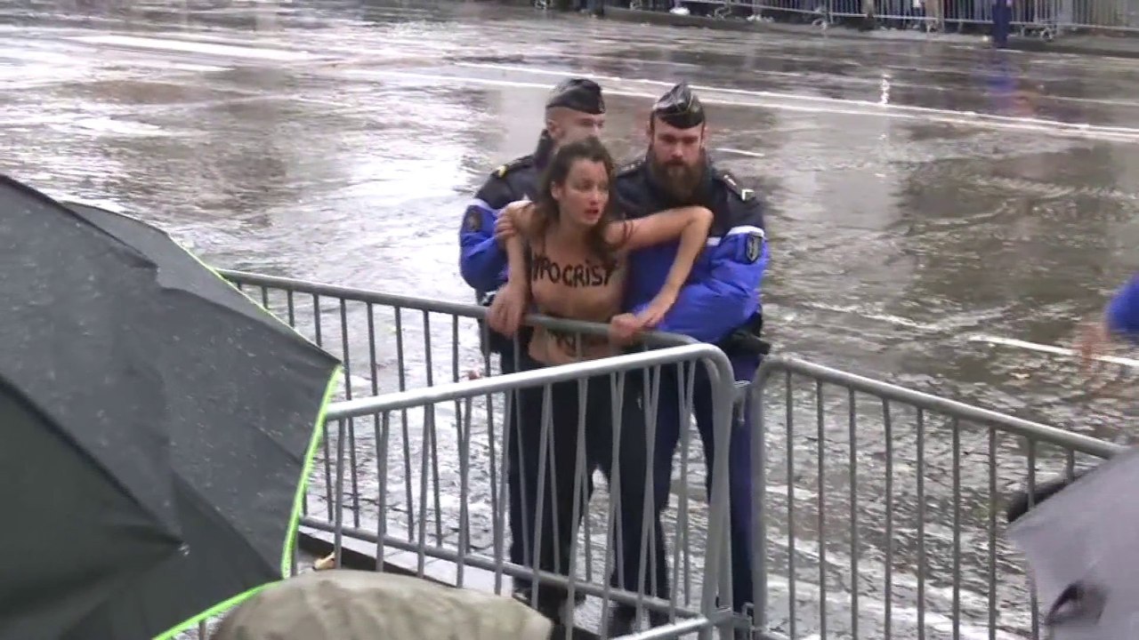 11-Novembre: des Femen forcent le passage du convoi de Donald Trump