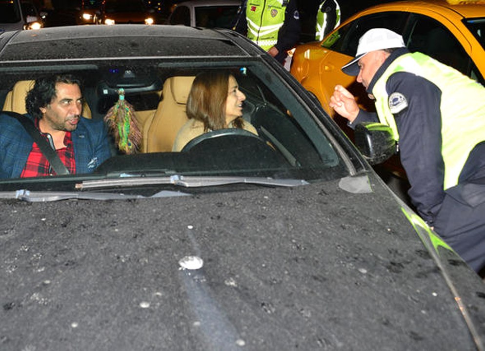 Yıldız Tilbe, Trafik Kontrolünde Kendisine 2 Yıl Önce Ceza Yazan Polisle Karşılaşınca Neye Uğradığını Şaşırdı