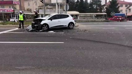 Hafif ticari araç ile otomobil çarpıştı: 4 yaralı - DÜZCE