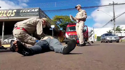 Homem se fere em colisão entre moto e carro