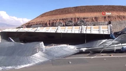 Silopi'de Demir Yüklü Kamyon Devrildi. 1 Ölü, 1 Yaralı
