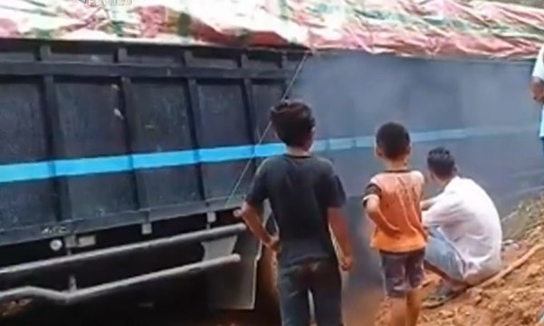 Nekat Terjang Longsor di Mandailing Natal, Truk Tercebur ke Sungai