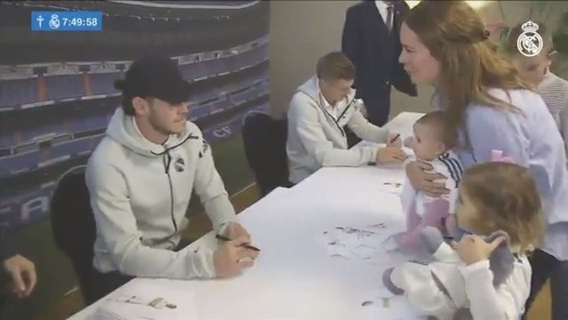 Bale y Kroos durante la sesión de firmas en Vigo