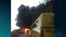Ônibus pega fogo em rodovia na Paraíba