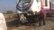 İzmir Yolcu Treninin Çarptığı Kamyonun Şoförü Yaralandı