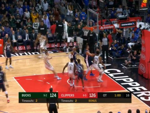 لقطة: ان بي آي: انتيتوكونمبو يتصدّى للكرة ويشقّ طريقه محرزًا رمية ساحقة مهولة في سلّة كليبرز