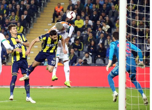 Fenerbahçe'de Şener Özbayraklı Sakatlandı