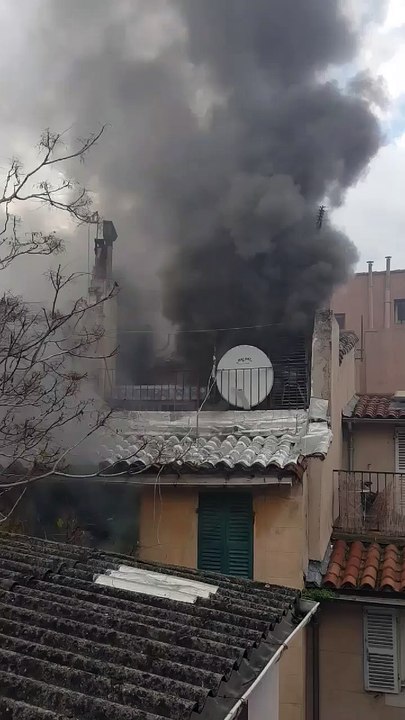 Marseille : les images spectaculaires de l'incendie du Panier