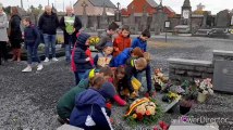 Les enfants ont planté des coquelicots en papier devant le monument aux morts du cimetière de Bléharies