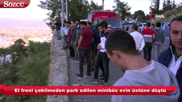 Freni çekilmeyen minibüs evin üstüne düştü