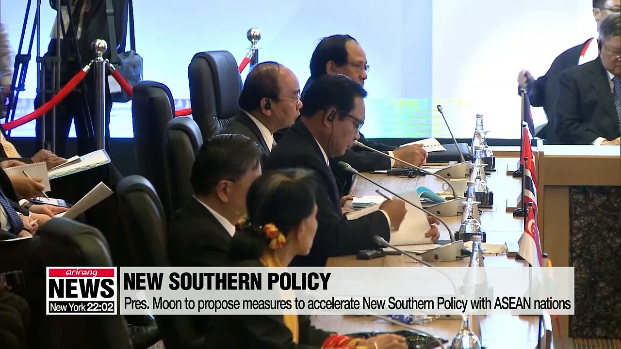 Pres. Moon en route to Singapore for 2-nation tour to attend ASEAN and APEC Summit meetings