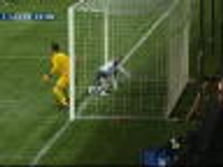 Unlucky Heracles goalkeeper scores own goal with backside