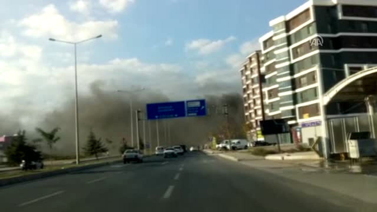 Yıkımı Yapılan Alışveriş Merkezinde Yangın Çıktı