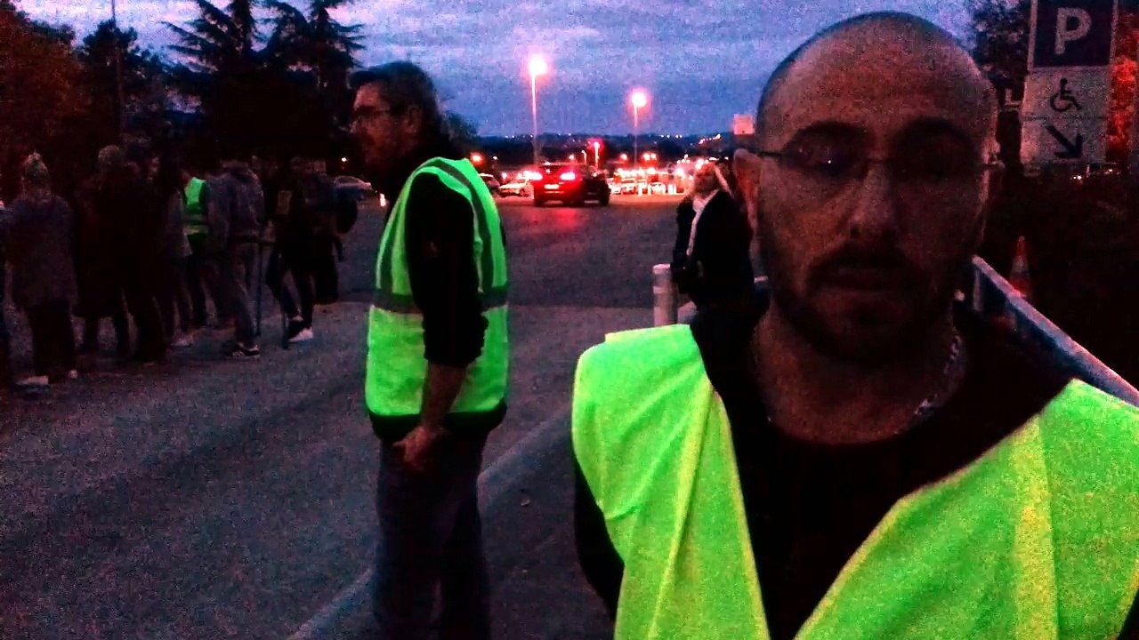Première manifestation des gilets jaunes à Agen