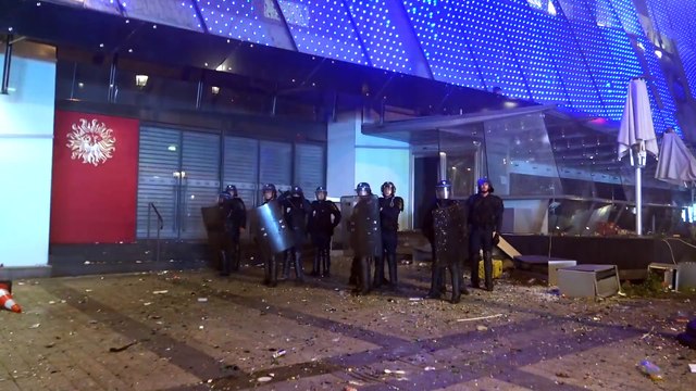 very latest international breaking news!!Finale du Mondial 2018 _ La fête se transforme en violents débordements (15 juillet 2018, Paris)