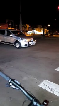 Carro bate em poste e motorista foge, no Centro