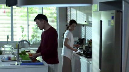 ep13-09_正方與淑君討論知慧與偉雄交往的事情，淑君感概知慧若繼續被困在229，那麼知慧與偉雄的感情就不會有所進展