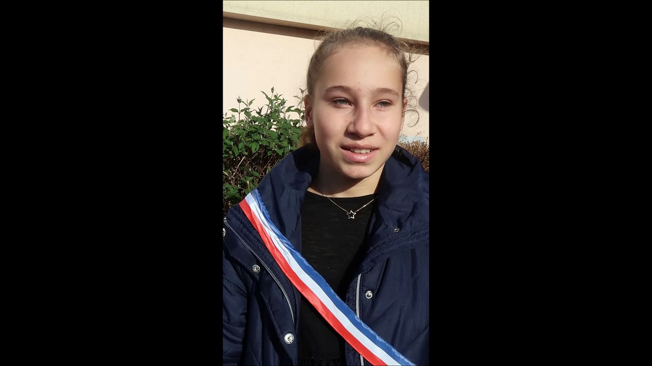 Amélie Cambray, du conseil municipal des jeunes de Saint-Amé, présente à la cérémonie de commémoration de l'Armistice du 11 Novembre 1918