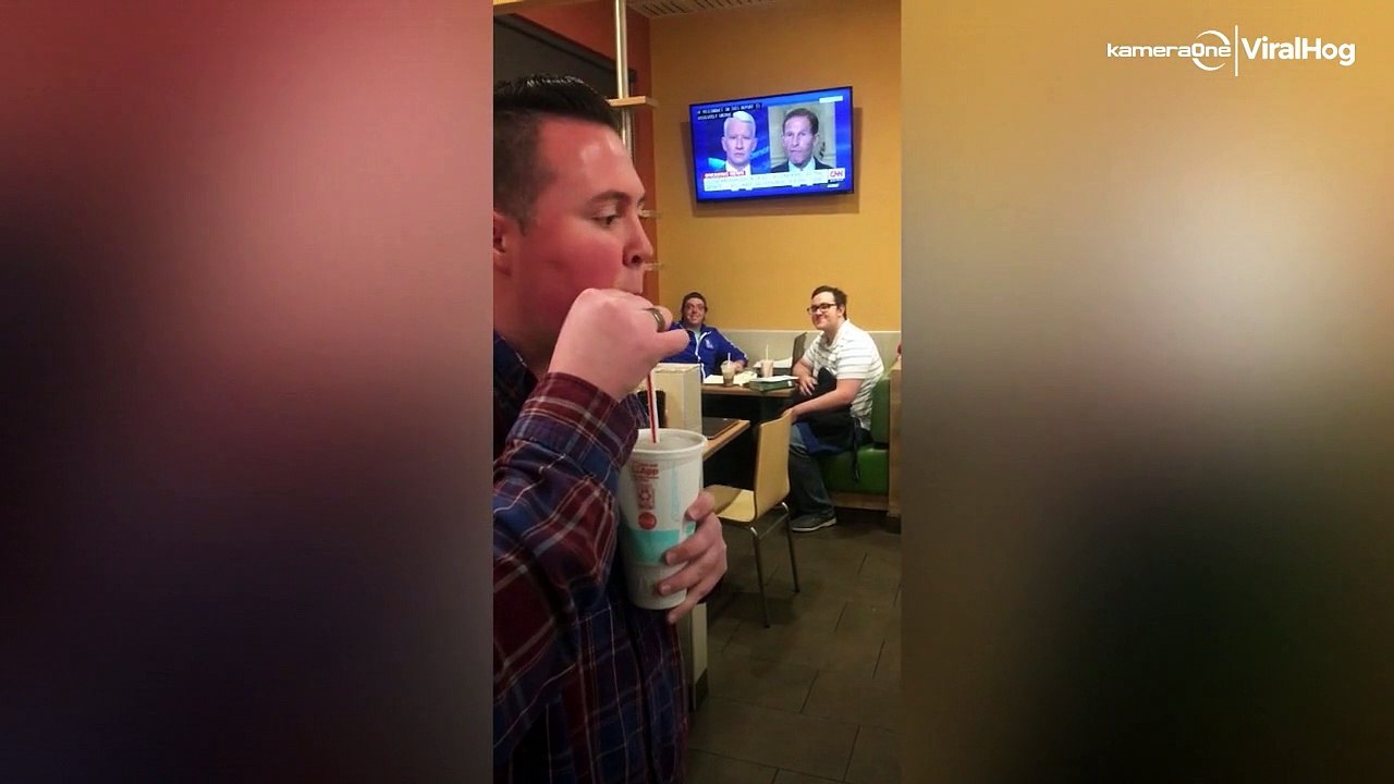 No creerás lo que hace con un vaso y una pajilla