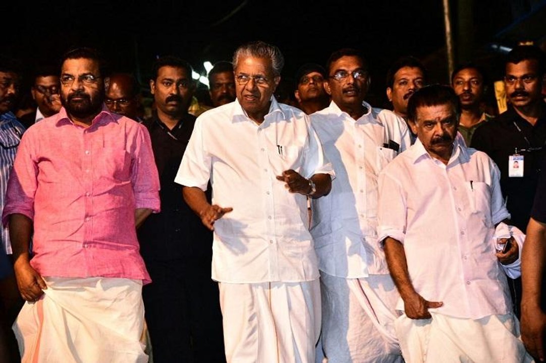 മുഖ്യമന്ത്രി പിണറായി വിജയൻ ശബരിമലയിലേക്ക് | Oneindia Malayalam