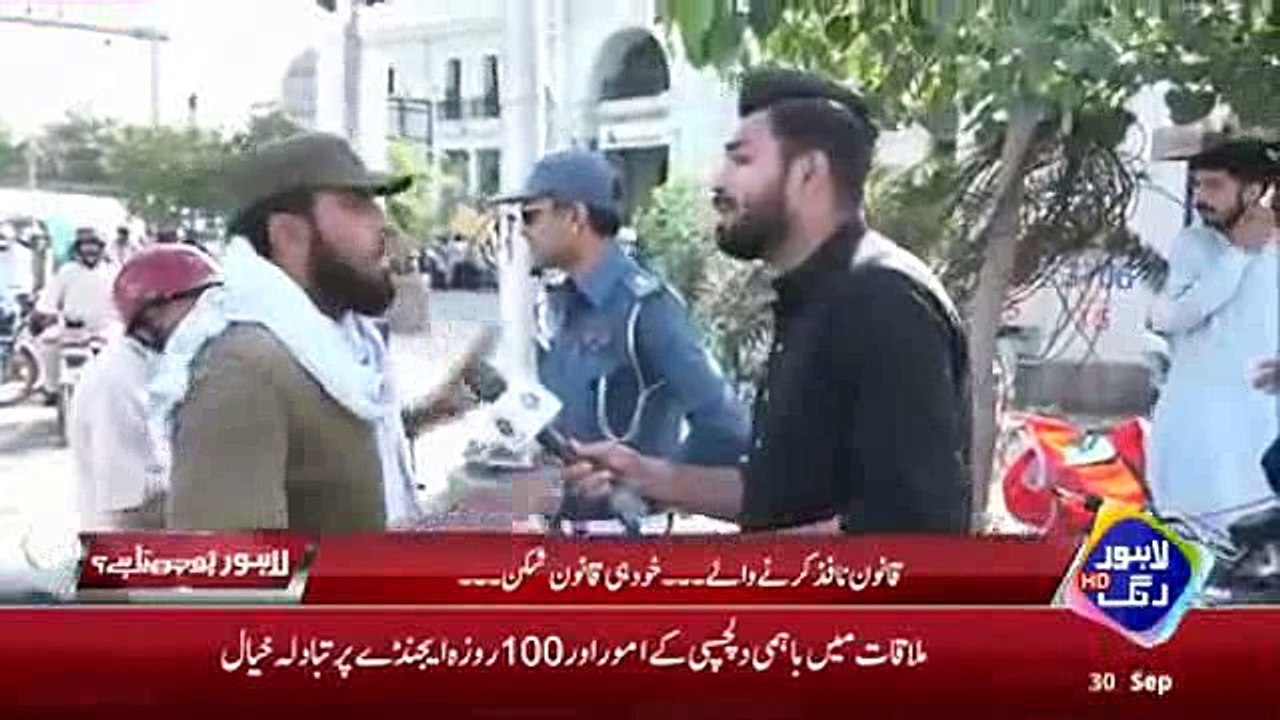 Police Wala Jab Helmet Ke Baghair Pakra Gaya To Motorcycle Chore Kar Bhaag Gaya