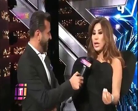 أحمد حلمي يتهور ويقص خصلة من شعر نجوى كرم والأخيرة تتوعد