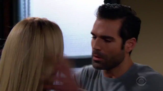 Les feux de l'amour : Sharon embrasse Rey