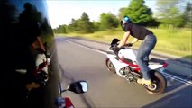 Ce motard fait le kéké et va le regretter