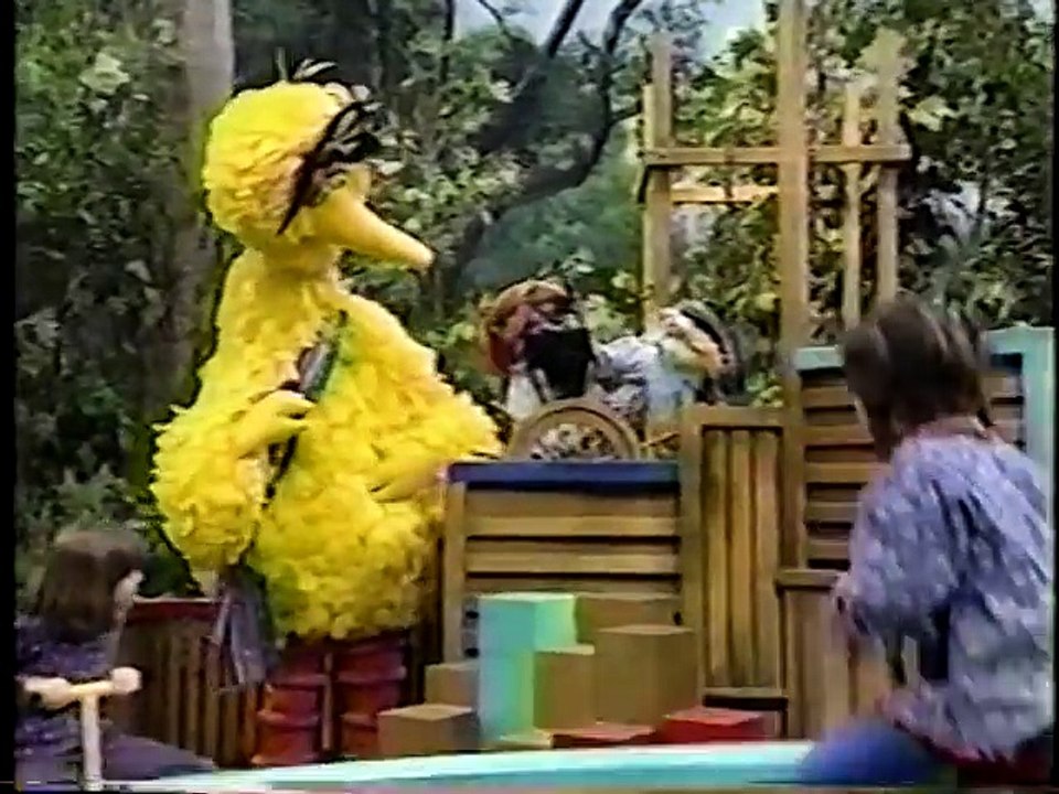 Sesame Street - Zoe & Big Bird Play Pirate