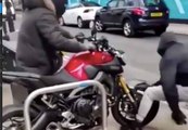 Trois hommes volent des motos en plein jour devant les passants