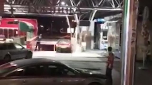 Un homme fuit la police en descendant des escaliers avec sa voiture