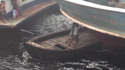 Une navigation mouvementée et dangereuse entre petits et gros bateaux au Bangladesh