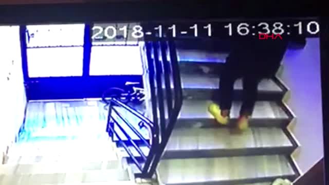 Sakarya Ayakkabıları Montlarının İçerisinde Saklayıp Çaldılar