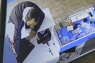 Telefon Satmak İçin Girdi, Beğendiğini Çalıp Gitti