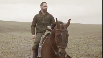 下载视频: Santiago Abascal cabalgando en tierras andaluzas