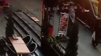 Taksinin Çarptığı Yaşlı Kadının Ölümden Döndüğü Anlar Kamerada