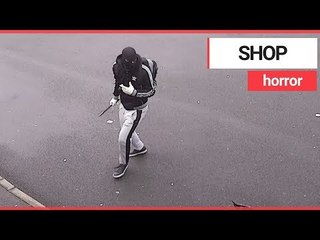 Video herunterladen: Have-a-go-hero sends knife-wielding robbers packing | SWNS TV