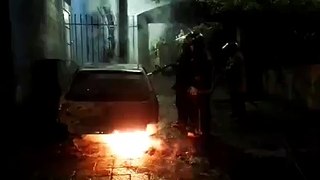 Información en desarrollo: Un vehículo prendió en llamas a las afueras de la colonia Jardines de la Hacienda, Antiguo Cuscatlán sobre la calle Chiltiupán. Se