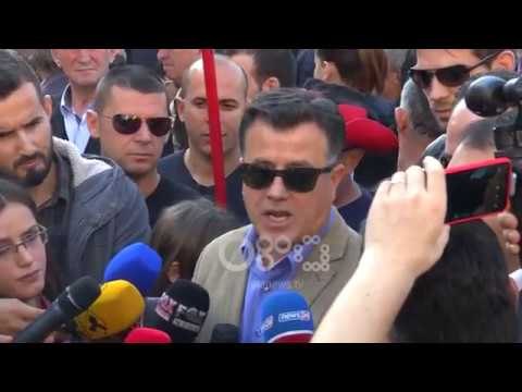 Ora News - Shtëpitë do i mbrojmë me trupat tanë , banorët e Astirit bllokuan rrugën te Bashkia