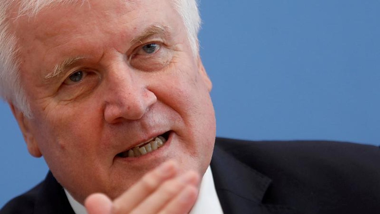 Trotz Rücktritt als CSU-Chef: Seehofer will Innenminister bleiben