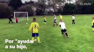 Un padre empuja a su hijo para evitar que le marquen gol