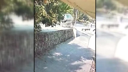 Kırkağaç'ta 4 Kişinin Yaralandığı Kaza Güvenlik Kamerasına Yansıdı