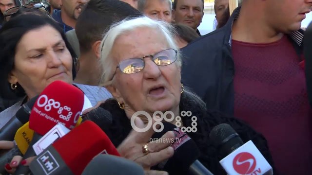 Ora News - Shtëpitë do i mbrojmë me trupat tanë , banorët e Astirit bllokuan rrugën te Bashkia