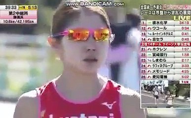 Elle se casse la jambe mais finit sa course en rampant !