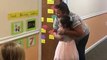 Les enfants d'une maternelle choisissent comment dire bonjour à leur maitresse