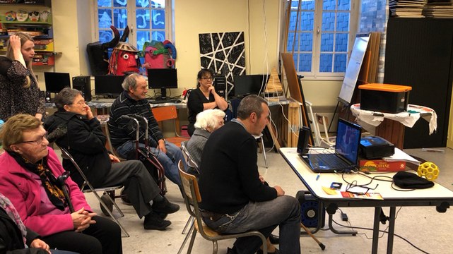 Les seniors de Familles rurales échangent avec un chef Navajo