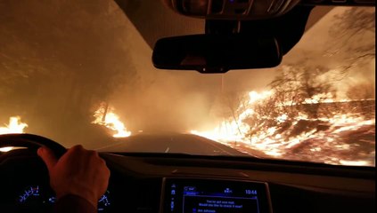 Effrayant : ils traversent les incendies en voiture