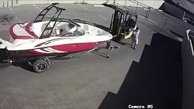 L'homme n'a pas de chance ou alors il le fait exprès